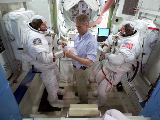 Expedition 12 commander William S. McArthur, Jr. (right) and cosmonaut Valery I. Tokarev (left) participate at JSCs Space Vehicle Mockup Facility, with the assistance of ESA Astronaut Thomas Reiter of Germany.