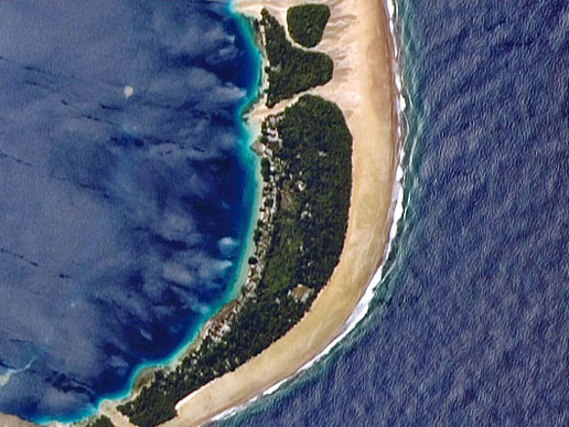 Larger fields and settlements on the atoll are located on the inland side of the largest forest patch and are protected from the wind.