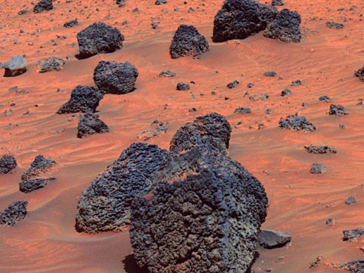 Boulders and rocks on the Martian surface